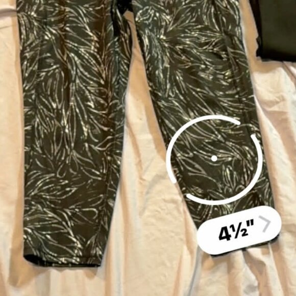 THREE pairs MTA Capri Leggings (Black, Marbled Black, Heathered Grey) MEDIUM - Picture 12 of 12